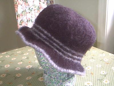 Victorian style in black and gray
<p>This one was a bit of a surprise to me.&nbsp; Sometimes the hats just have a mind of their own.&nbsp; It looks cute on a human head.&nbsp; Fits a larger head and can be pulled down to cover the ears.</p>
