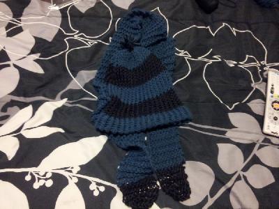Navy Blue and Black Hat and Scarf Set
Keywords: knitting