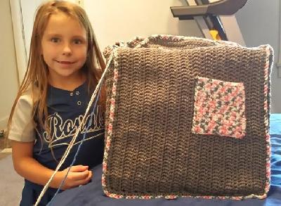 Yarn bag
<p>Yarn bag with my model/daughter</p>
